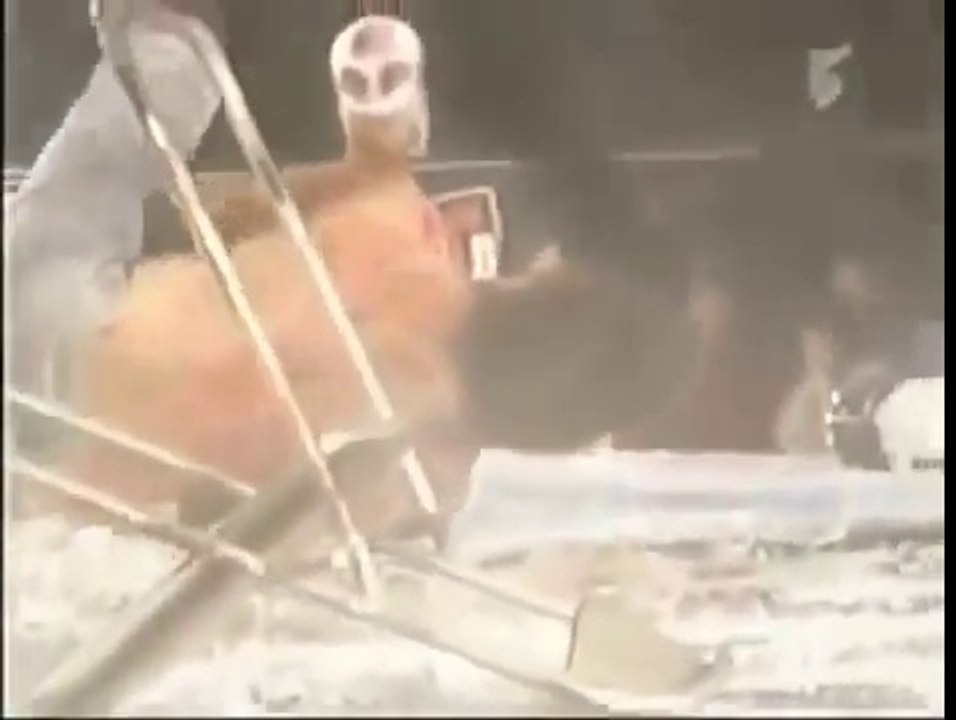 Đánh trong lồng sắt quyết sống chết