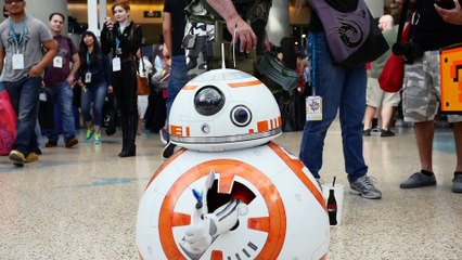 Une fillette cachée dans un droïde BB-8 grandeur nature !