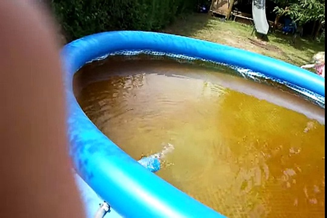 Braunes Wasser im Pool mit Vitamin C geklärt