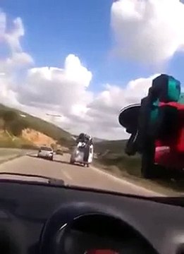 Terrible accident sur une autoroute au Maroc : camionnette trop chargée = tonneau