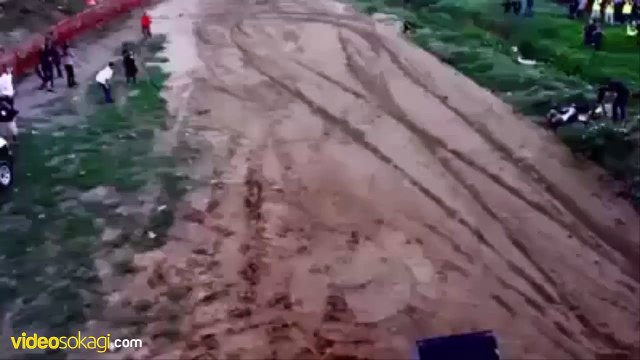 İnanılmaz bir gösteri. Kamyonetle salto atan adam...