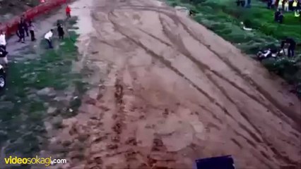 İnanılmaz bir gösteri. Kamyonetle salto atan adam...