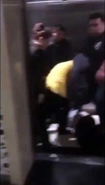 Un homme vomit partout et se vautre lamentablement dans sa gerbe!