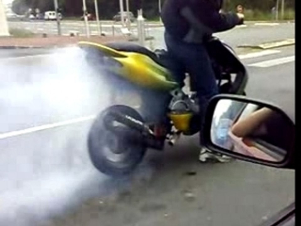 burn d'un scoot qui enfume les voiture de deriere
