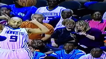 Taraftar basket topunu suratına yedi!