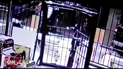 شاهد.. عصابة تخلع باب متجر أسلحة وتنهبه في دقيقتين على طريقة أفلام هوليود