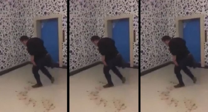 Régis vomit en sortant de l’ascenseur et tombe dedans