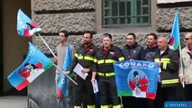 La protesta dei vigili del fuoco davanti alla prefettura di Cremona