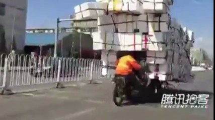 El motorista chino que lleva en equilibrio las cajas de media China