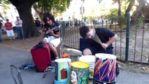 Des musiciens de rue font du Heavy Metal en Argentine