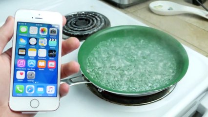 Dropping an iPhone SE in Boiling Hot Water!