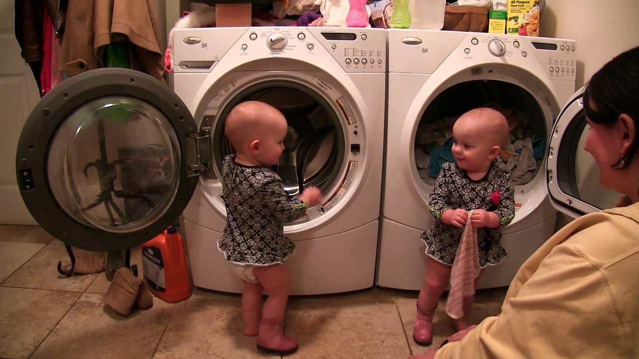 Deux bébé jumelles s'amuse