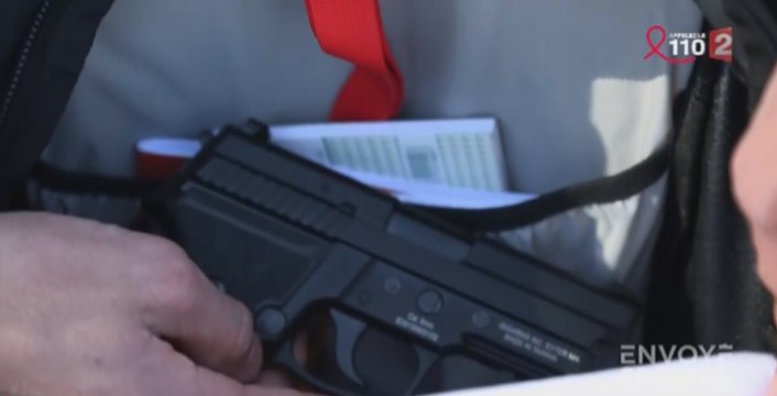 Envoyé spécial : Un journaliste entre dans plusieurs magasins avec une arme, les images chocs (vidéo)
