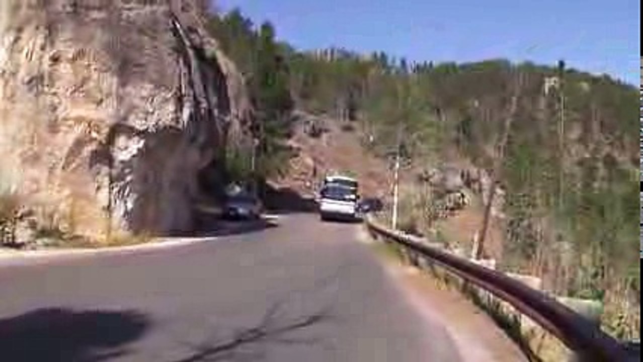 Bus fährt durch den Tunnel am Needles Highway.-Amazing Videos