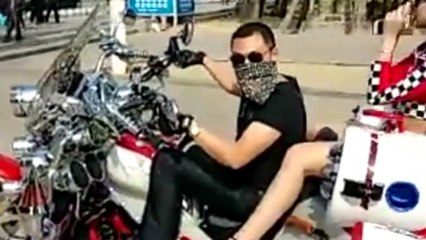 Ce motard ne contrôle pas sa moto et percute des gens !