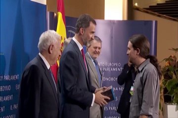 El Rey Felipe VI dona el regalo de Pablo Iglesias