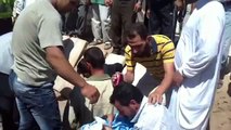 شام درعا بصرى الشام تشييع شهيدين جراء القصف وبكاء الاب على طفله الصغير 15 9 201
