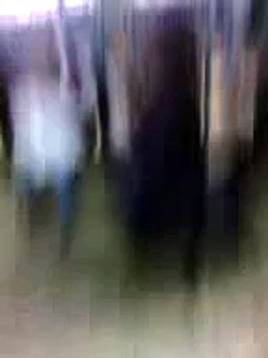 mujeres mirando hombre en cuero