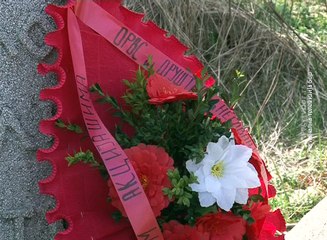 Akcijaši položili vence i cveće na spomenik na Crnom Vrhu, 01. april 2016. (RTV Bor)