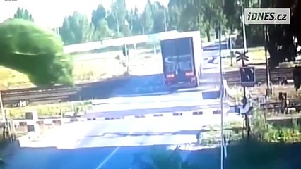 Lkw wird von einem Zug erfasst