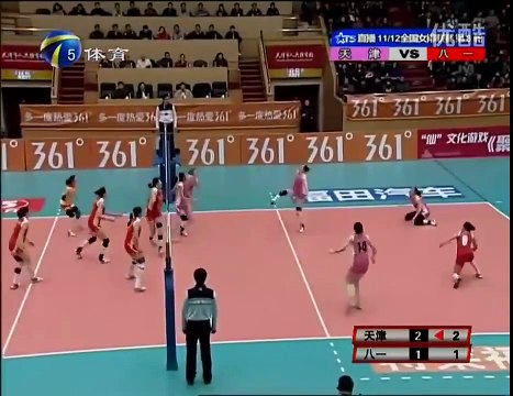 Un échange de folie lors d'un match de volley-ball féminin