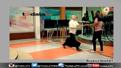 EPA! PRESENTADOR DE EL SHOW DEL MEDIODÍA (RUSKY PIMENTEL) SE "KILLA" E INTENTA GOLPEAR A CAMARÓGRAFO EN VIVO