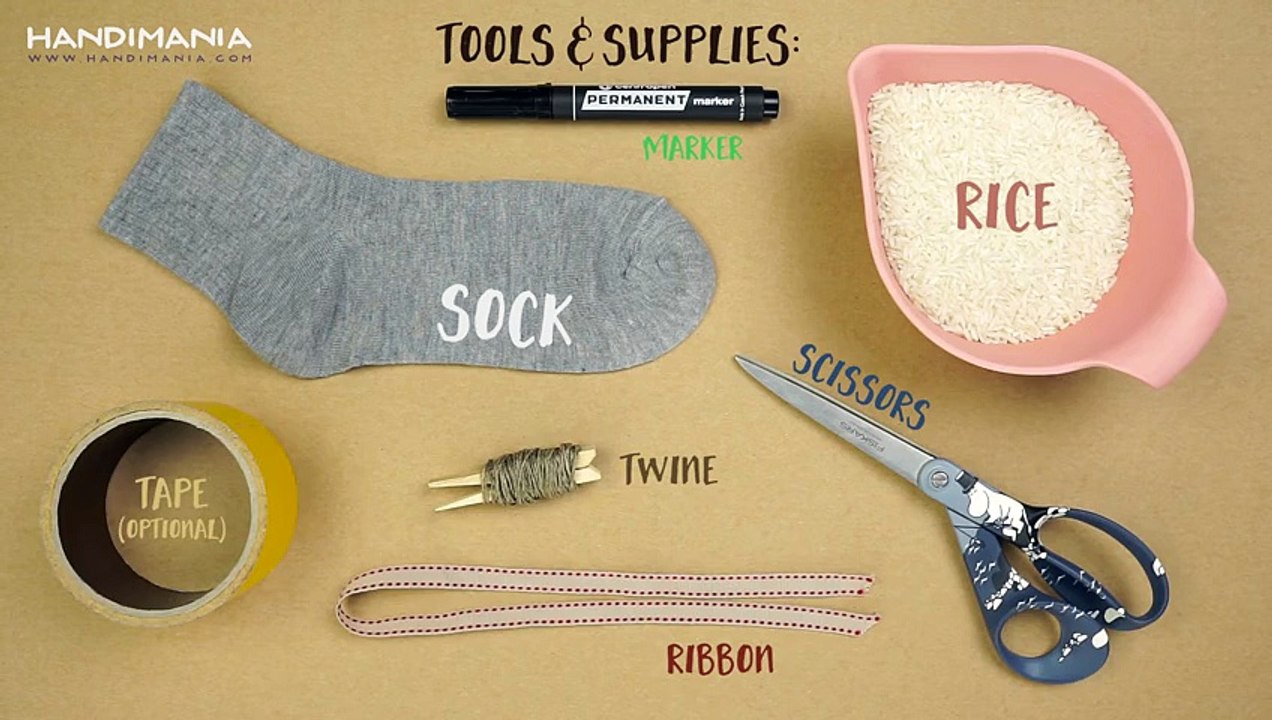 Elle glisse une chaussette dans un emporte-pièce!