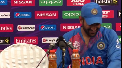 Mahendra Singh Dhoni  making fun with Australian Journalist