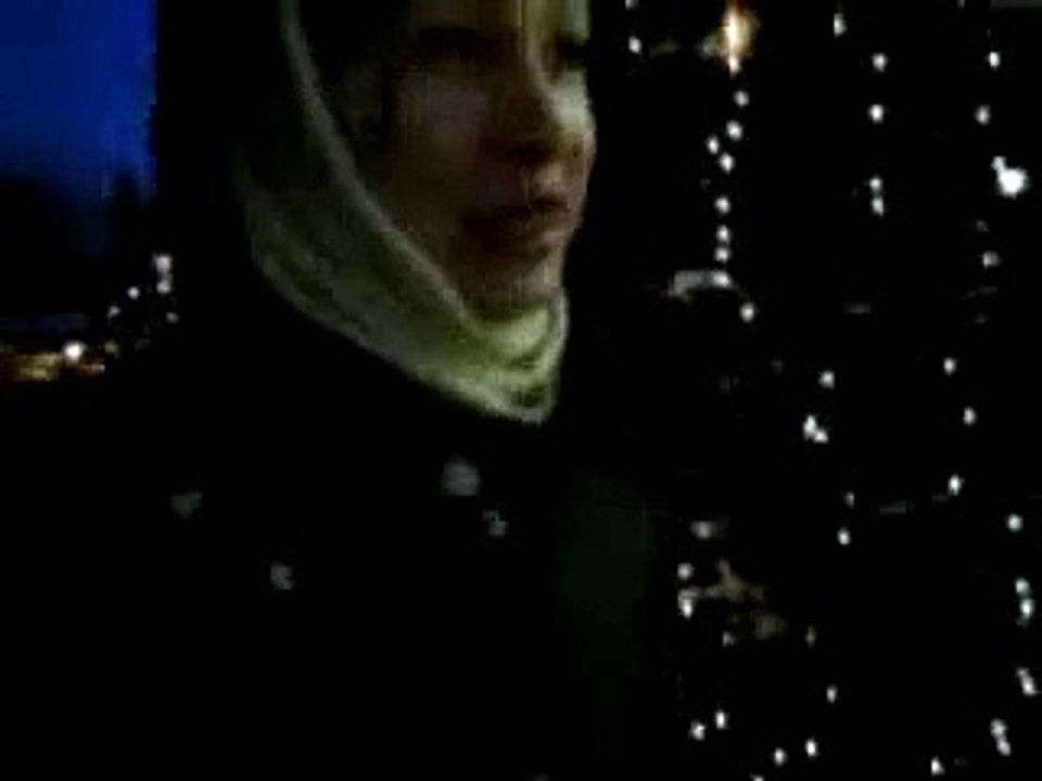 Девушка гуляет на новый год возле ёлки вечером beximaxi бехимахи