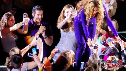 BEYONCE FAN SLAPS HER BUTT AT CONCERT