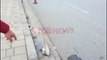 Tiranë - Përplasen dy makina, njëra përfundon në Lanë- Ora News