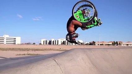 Un hombre en silla de ruedas causa revuelo en las redes por sus trucos