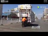 Mira cómo este chino transporta una gran cantidad de cajas en una moto