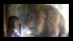 Une petite fille embrasse un lion dans un Zoo, mais ensuite ...