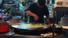 "Live" show: Frying Oyster Omelette @ Ximending