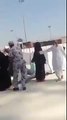 اس ویڈیو کو سعودی حکمرانوں تک پہنچادو یہ اپکے شئر کرنے سے هوگا یہ ویڈیو ایک بداخلاق سعودی پولیس کا هے جو الله کے گهر ائے مہمان کے ساتهہ بدسلوک