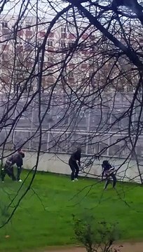 Des manifestants jettent des chaises sur les rails du métro à Rennes