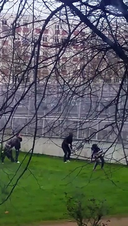 Des manifestants jettent des chaises sur les rails du métro à Rennes
