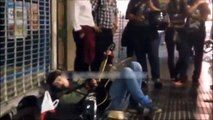 Pity Alvarez tocando en el piso sobre la avenida Corrientes