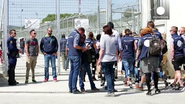 Migrantes: Liberdade condicionada nas ilhas gregas e querelas por comida em Idomeni