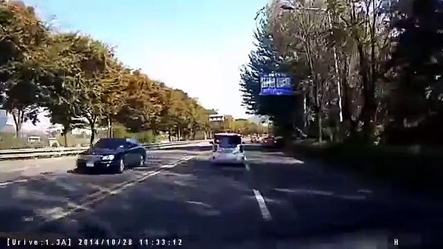 Lite In Strada: Un Automobilista Scende Con La Spada, Ma Nell’altra Vettura… (Guarda Video)