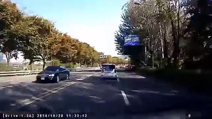 Lite In Strada: Un Automobilista Scende Con La Spada, Ma Nell’altra Vettura… (Guarda Video)