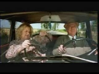 Grand mère au volant attention