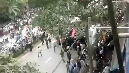 Vĩnh Yên: Dân phẫn nộ mang quan tài xuyên thủng hàng rào CA