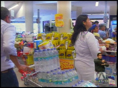 Cientos de personas compran insumos para donarlos a damnificados
