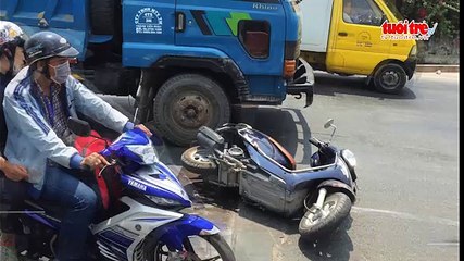 Va chạm với xe ben, một nữ sinh gãy chân