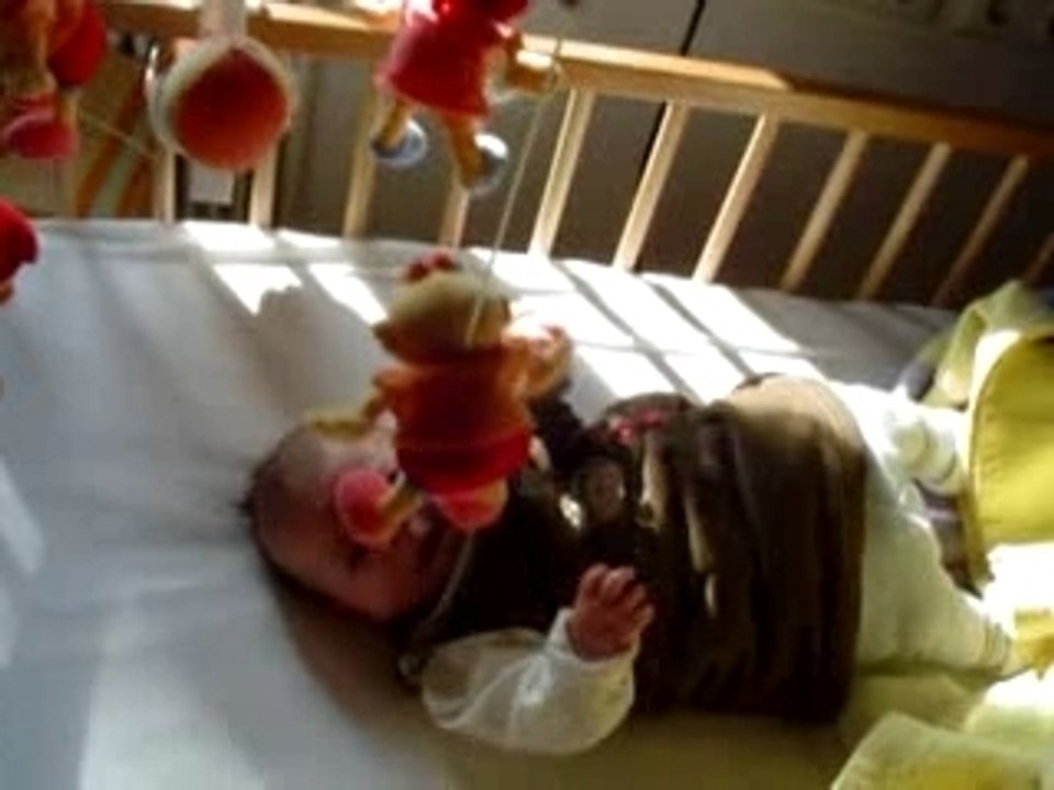 Lea et le cadeau de papi fevrier 2007