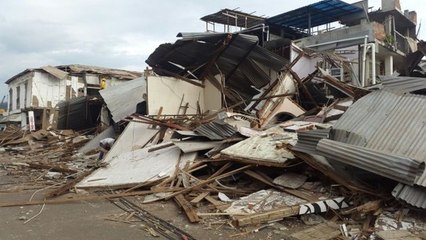 Daños en Bahía de CarÁquez tras el terremoto