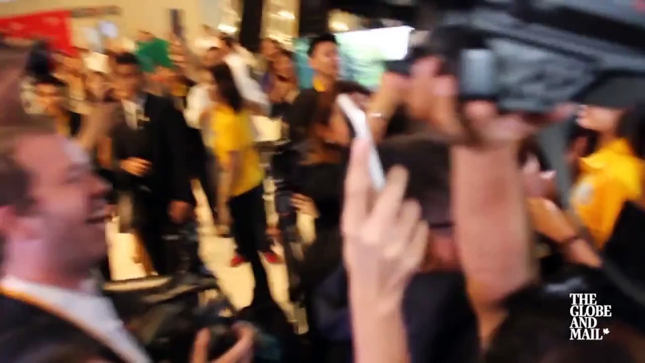 Justin Trudeau mobbed by media in Manila