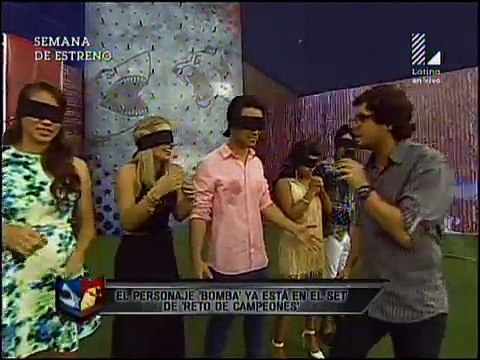 Gian Piero y Renzo asustan a Ximena Hoyos y Flavia Laos que tienen vendados los ojos